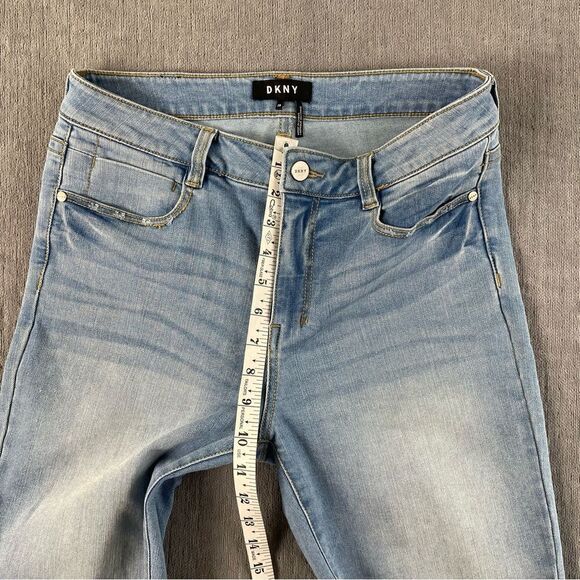 DKNY Women’s Light Wash Denim Bermuda Shorts Women’s Size 28 EUC - Picture 6 of 8